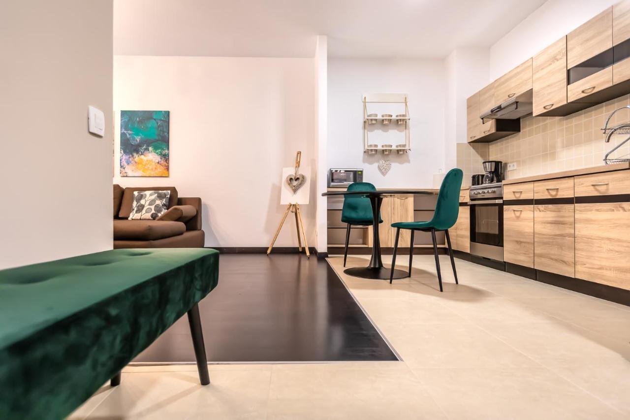 Tampa Gardens Apartments - Adults Only Braşov Buitenkant foto