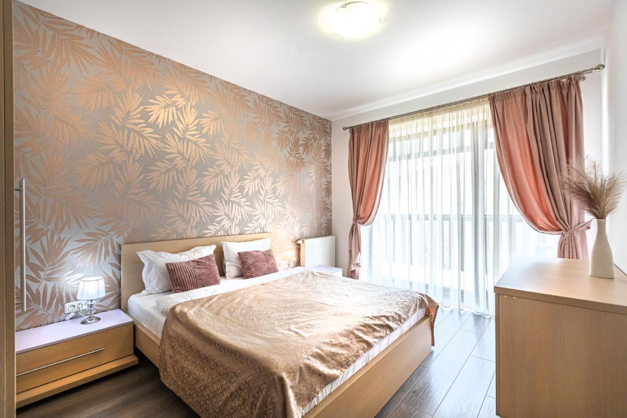 Tampa Gardens Apartments - Adults Only Braşov Buitenkant foto