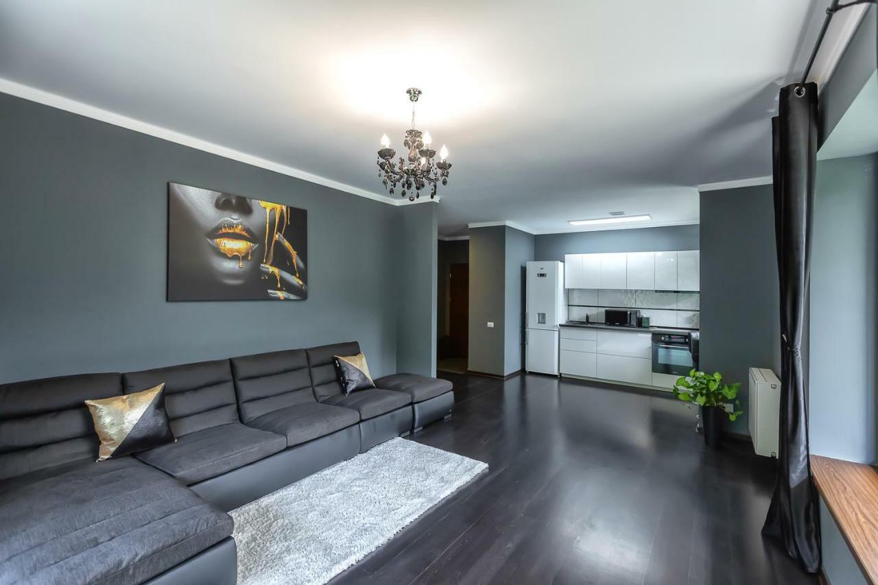 Tampa Gardens Apartments - Adults Only Braşov Buitenkant foto